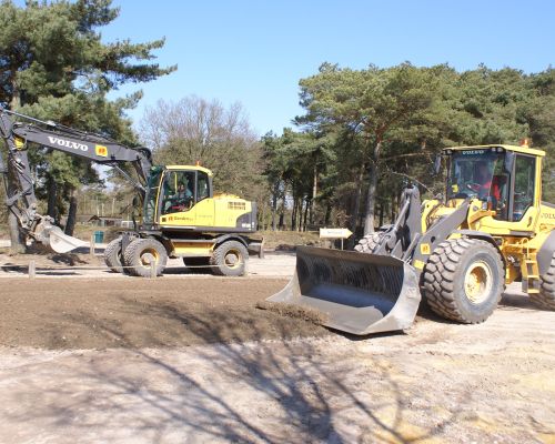 Mini graafmachines aan het werk